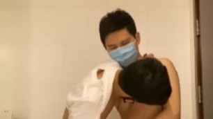 中國口罩野裸男交了鮮肉男友一起表演